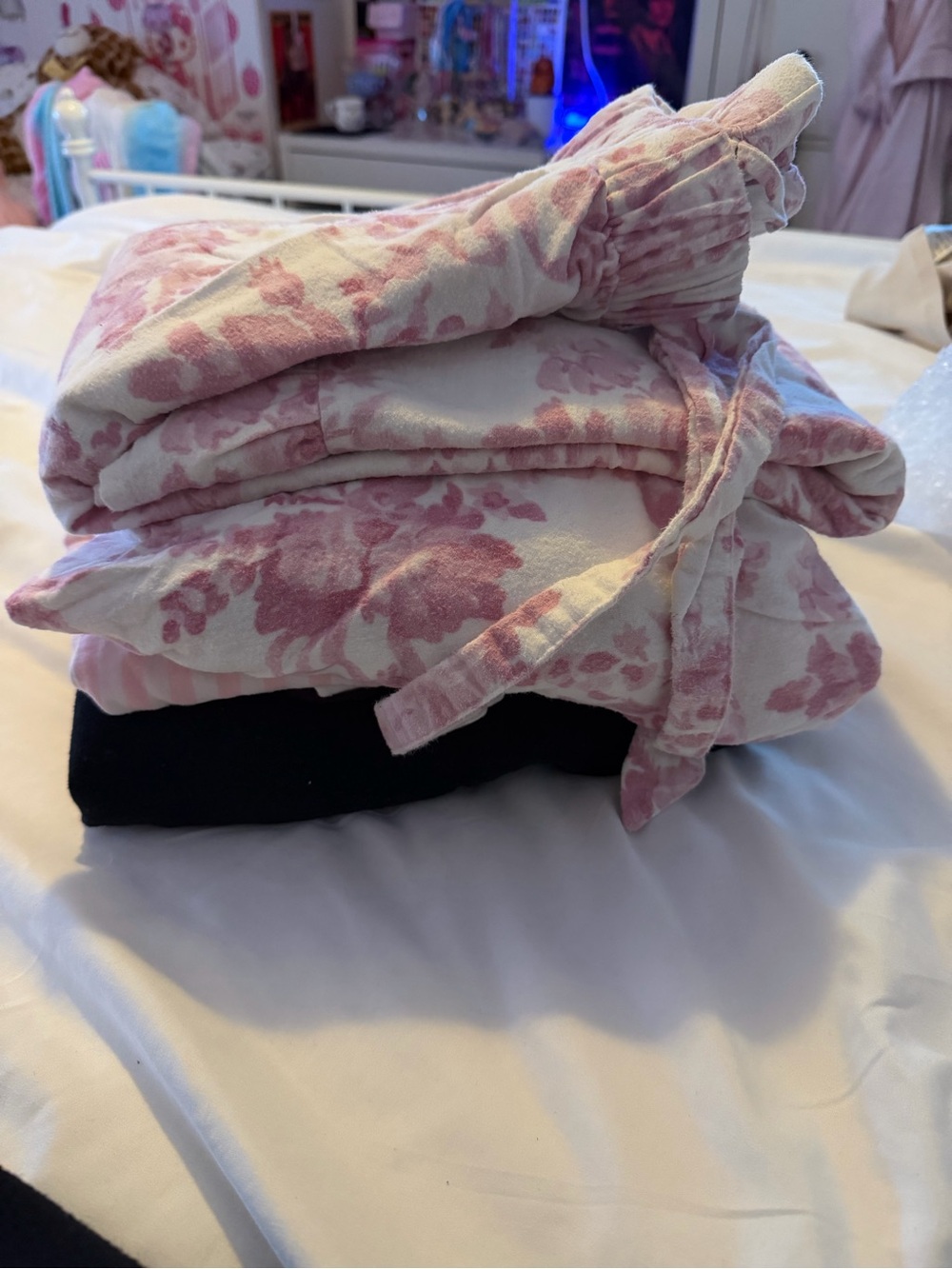Bundle of women’s clothing - Picture 1 of 12